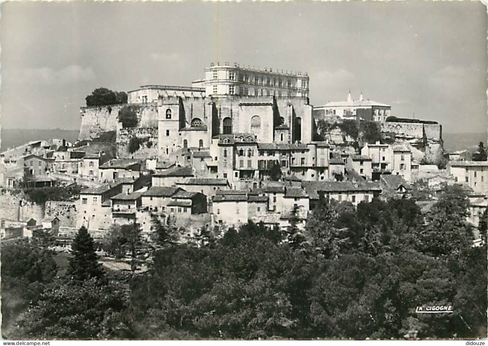 26 - Grignan - Vue Générale Et Château De Mme De Sévigné - Carte Dentelée - CPSM Grand Format - Voir Scans Recto-Verso - Grignan