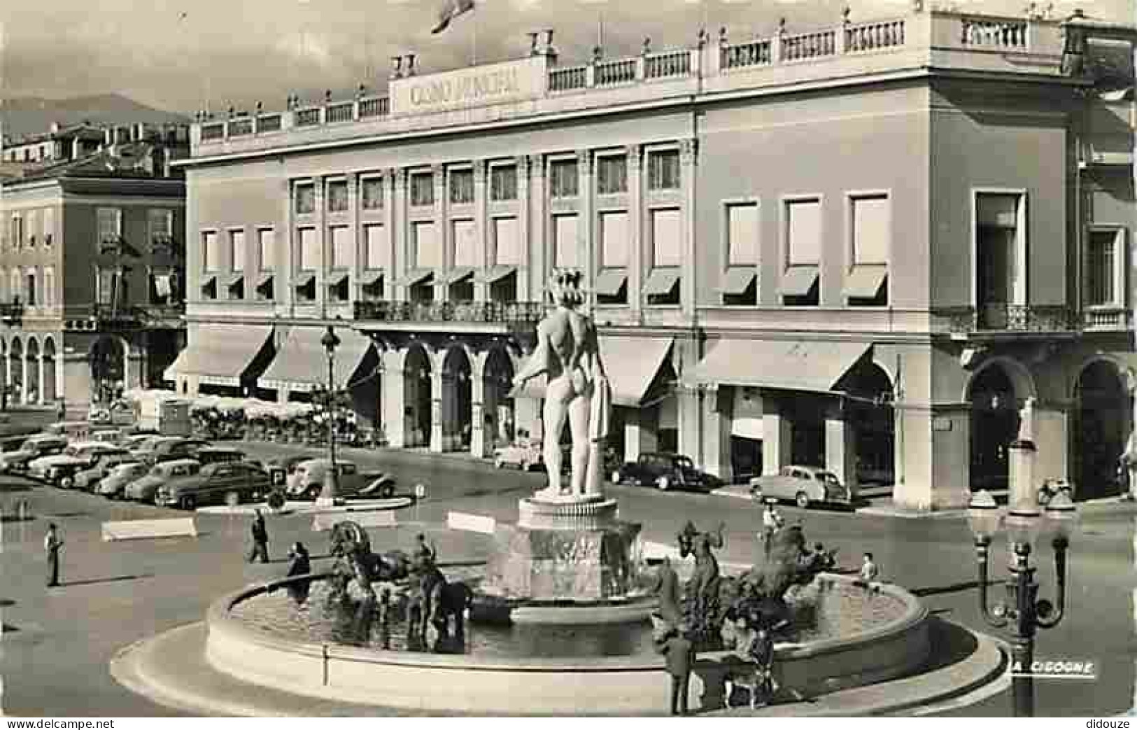 06 - Nice - Sur La Place Masséna - La Fontaine De Soleil - Automobiles - CPM - Voir Scans Recto-Verso - Straßenverkehr - Auto, Bus, Tram