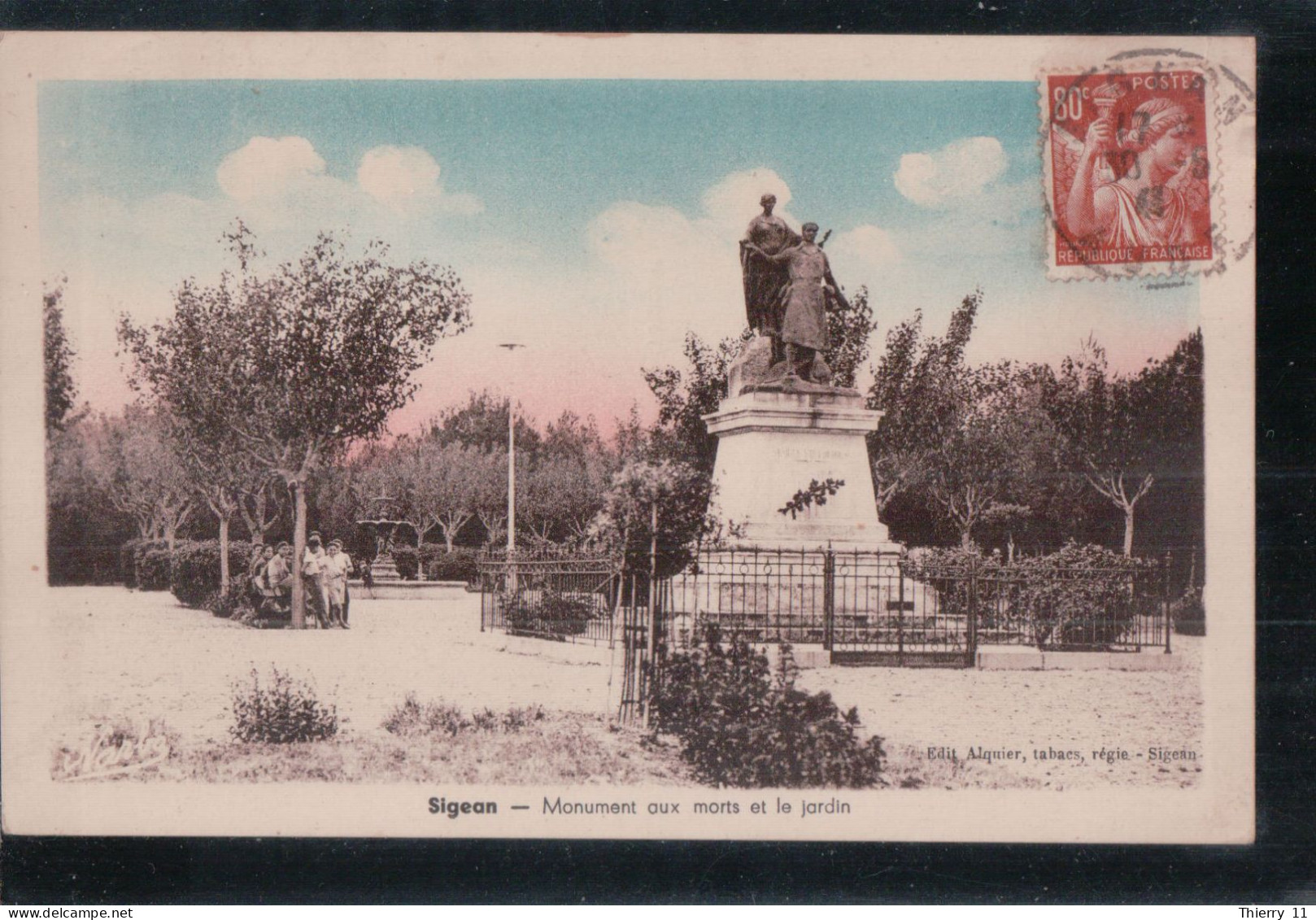 Cpa 11 Sigean Monument Aux Morts Et Le Jardin - Sigean