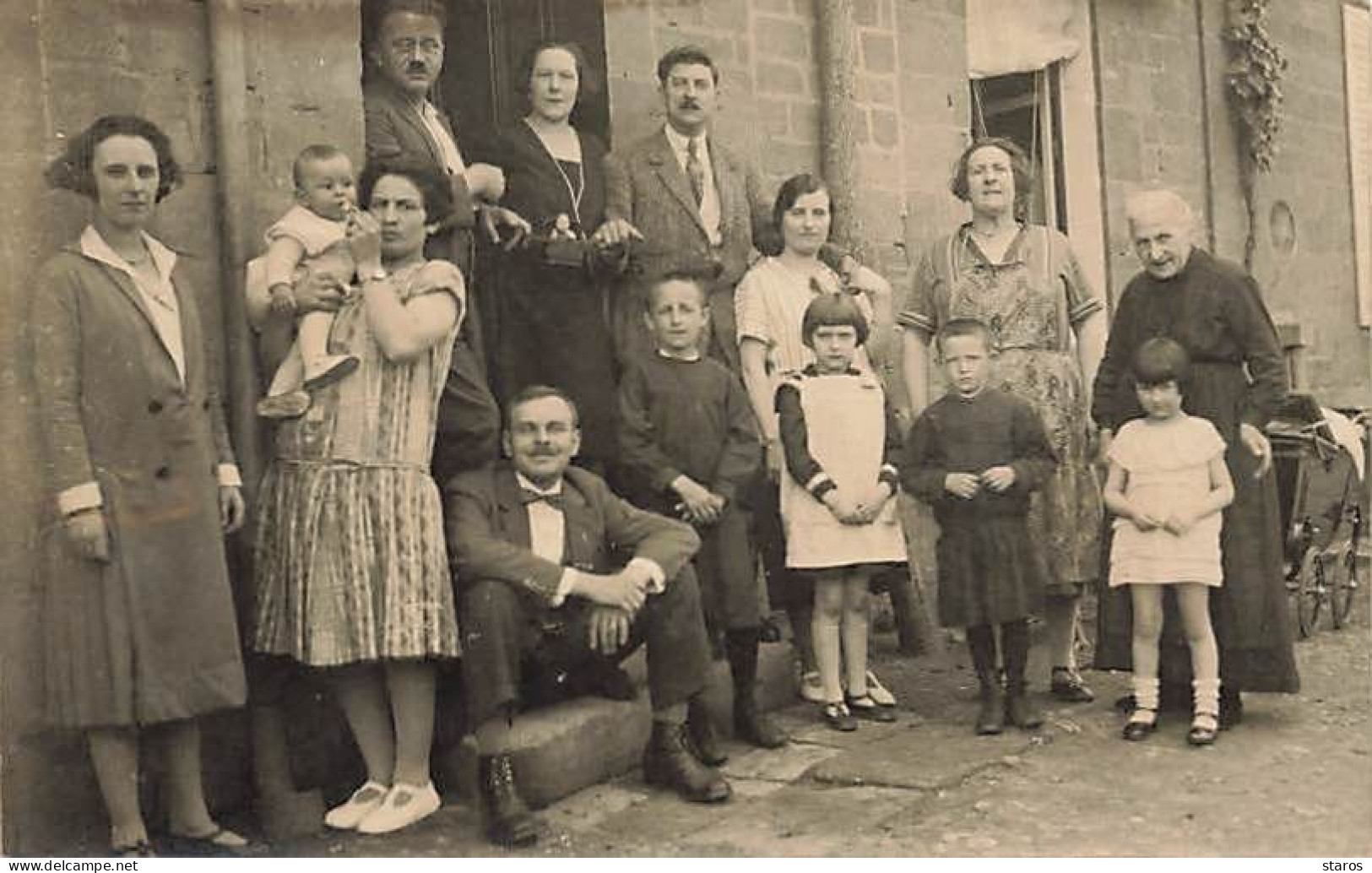 Carte Photo à Identifier - Une Famille Sur Le Pas De Porte D'une Maison - A Identifier