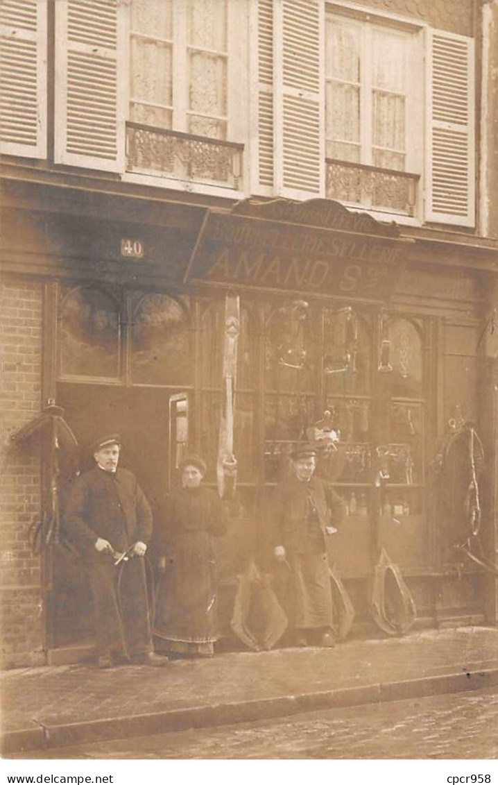 27 - N°80678 - PONT DE L'ARCHE - Hommes Et Femme Devant Une Bourrellerie Sellerie Amand - Carte Photo - Pont-de-l'Arche