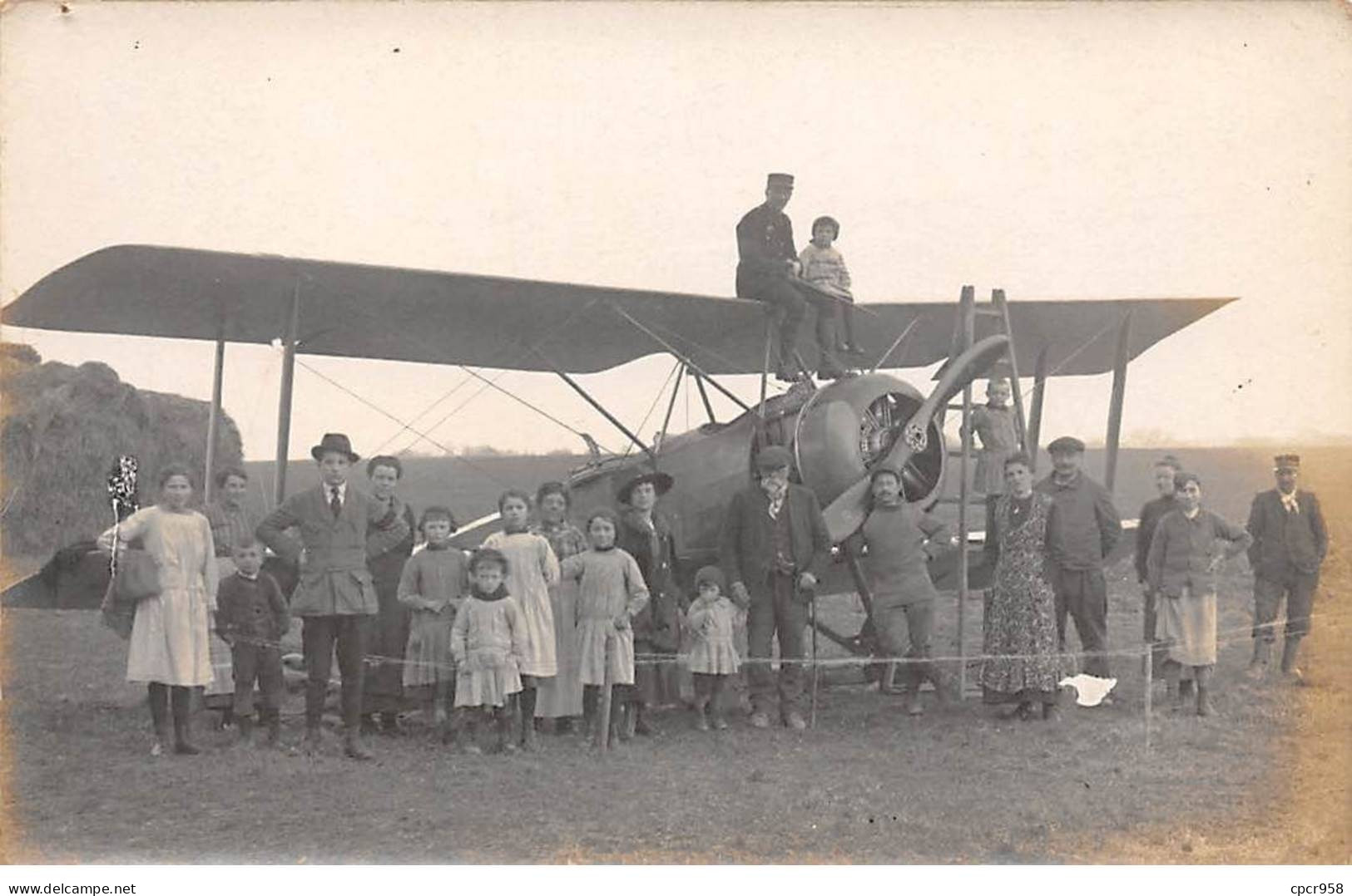 Aviation - N°80505 - Groupe D'hommes, De Femmes Et D'enfants Autour D'un Avion Dans Un Champ - Carte Photo à Localiser - 1939-1945: II Guerra
