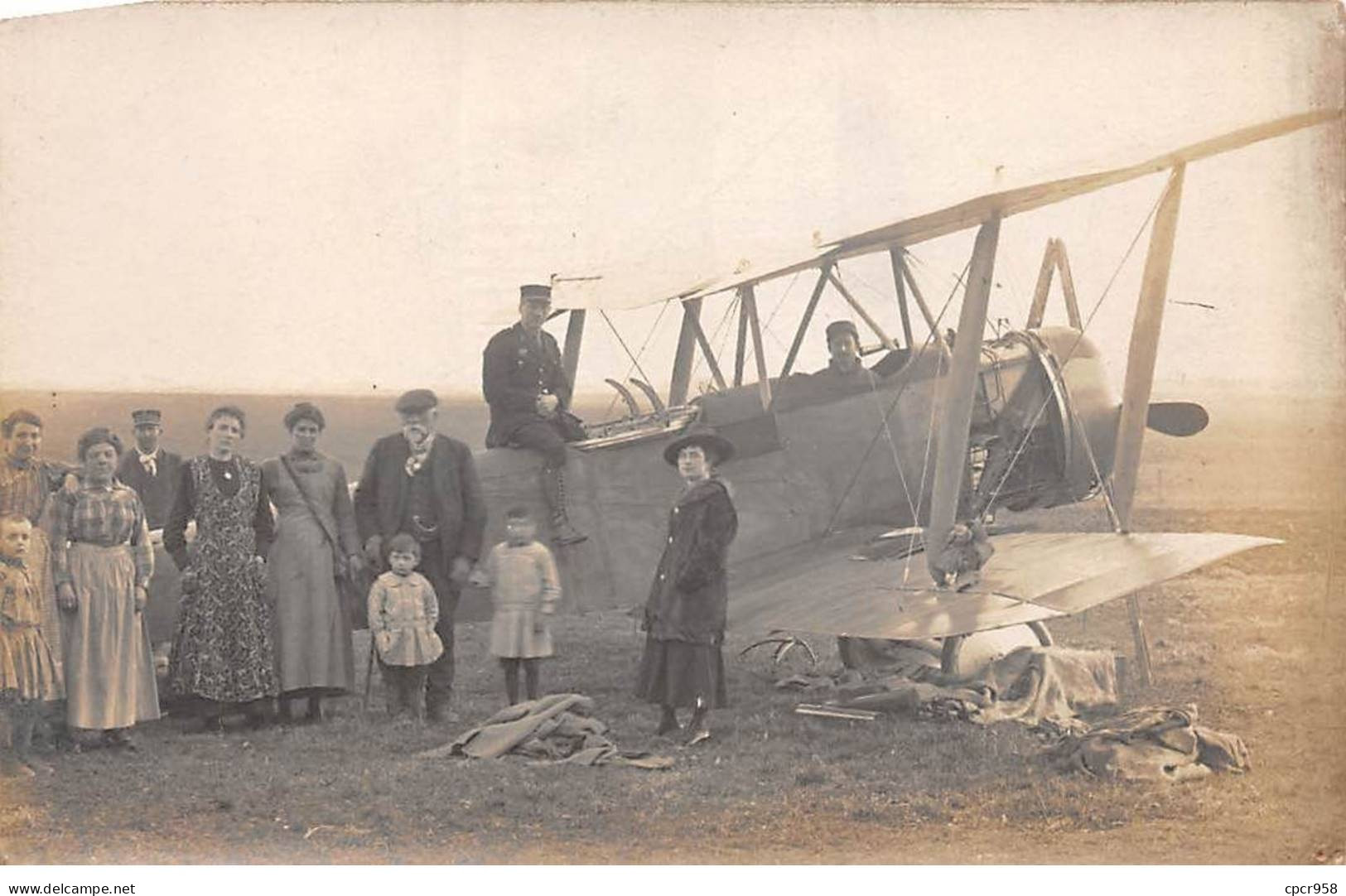 Aviation - N°80506 - Groupe D'hommes, De Femmes Et D'enfants Autour D'un Avion Dans Un Champ - Carte Photo à Localiser - 1939-1945: 2nd War