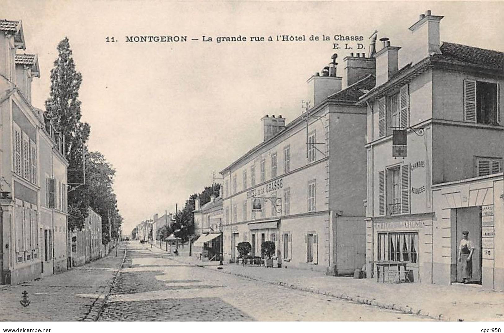 91 -Montgeron - SAN22354 - La Grande Rue à L'Hôtel De La Chasse - Montgeron