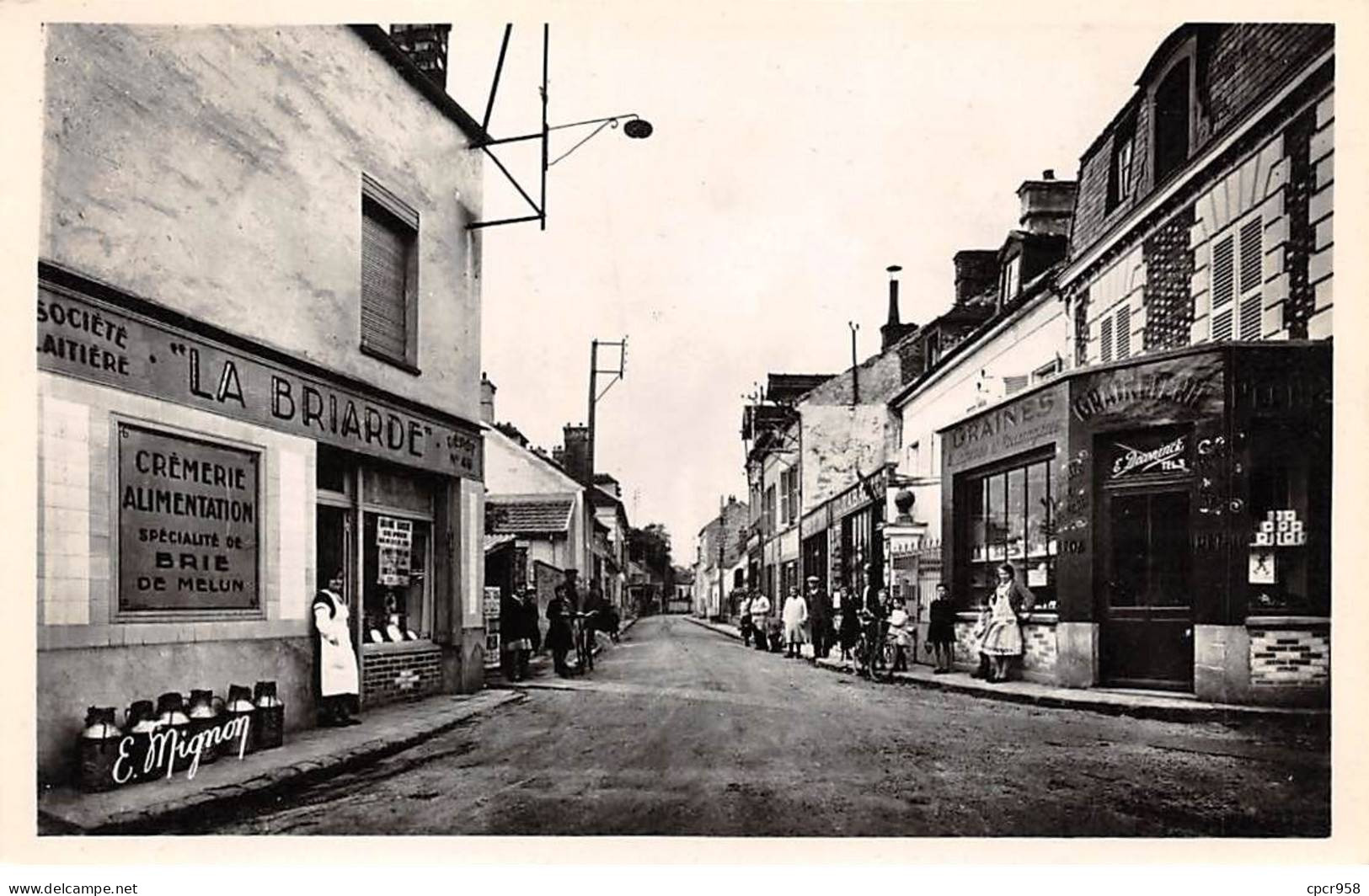 77 - Dammarie Les Lys - SAN23072 - Rue Du Capitaine Bernard De Poret - CPSM 14X9 Cm - Dammarie Les Lys