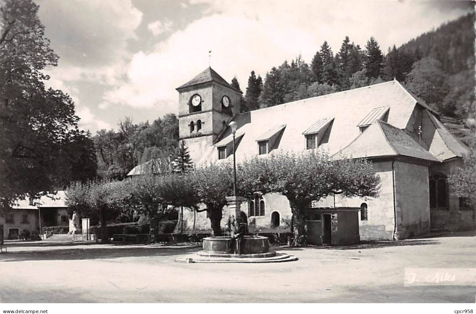 74 - Samoëns - SAN23035 - La Place De L'Eglise - En L'état - CPSM 14X9 Cm - Samoëns