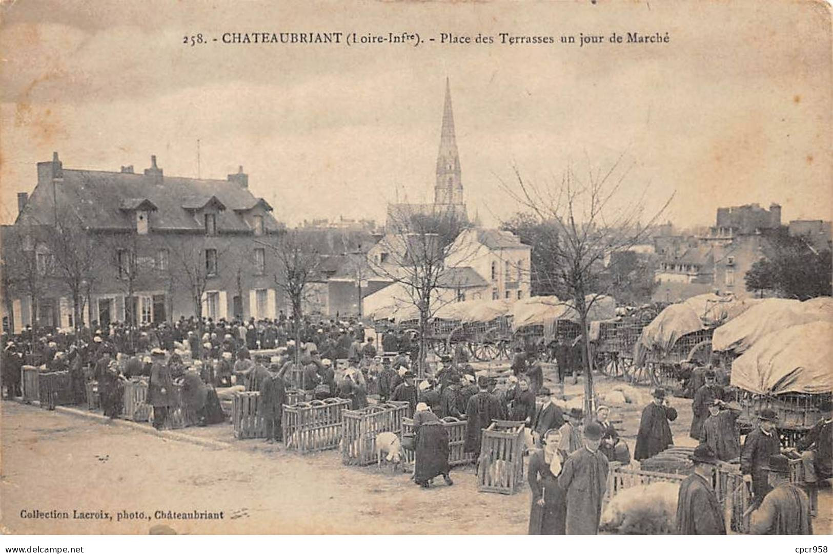 44 - CHATEAUBRIANT - SAN25419 - Place Des Terrasses Un Jour De Marché - Châteaubriant