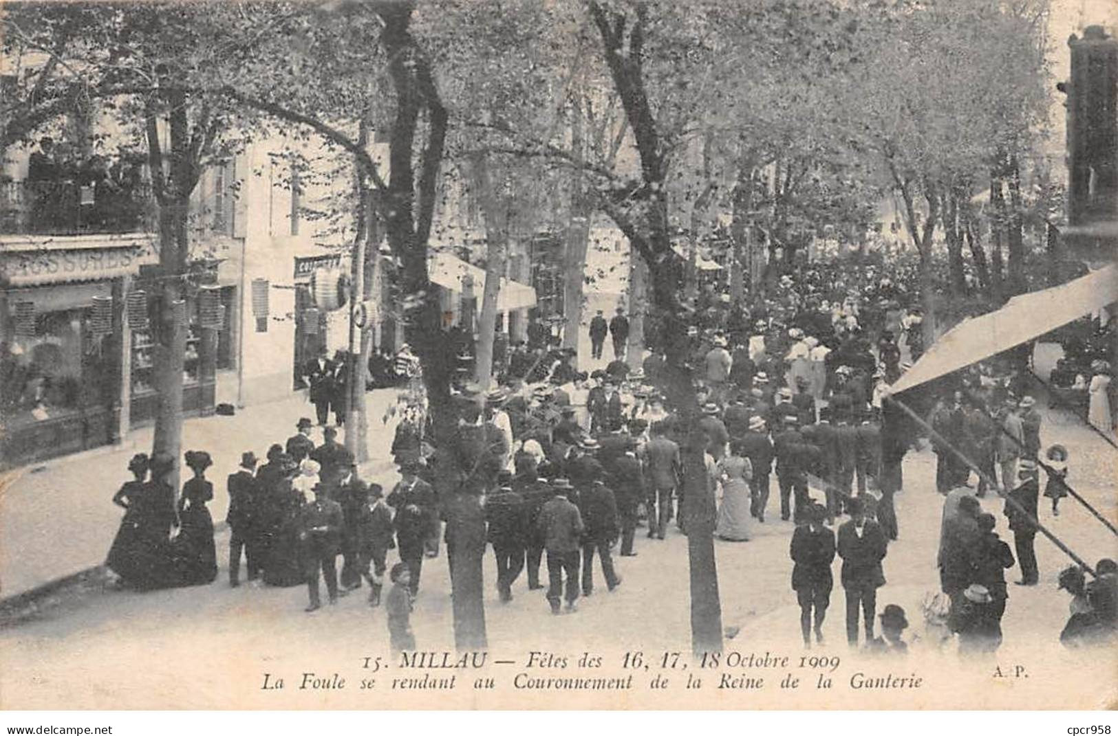 12 - MILLAU - SAN30269 - Fêtes Des 16,17,18 Octobre 1909- La Foule Se Rendant Au Couronnement De La Reine De La Ganterie - Millau