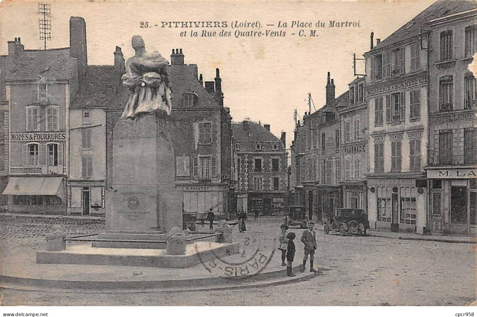 45 - PITHIVIERS - SAN30606 - La Place Du Martroi Et La Rue Des Quatre Vents - Pithiviers