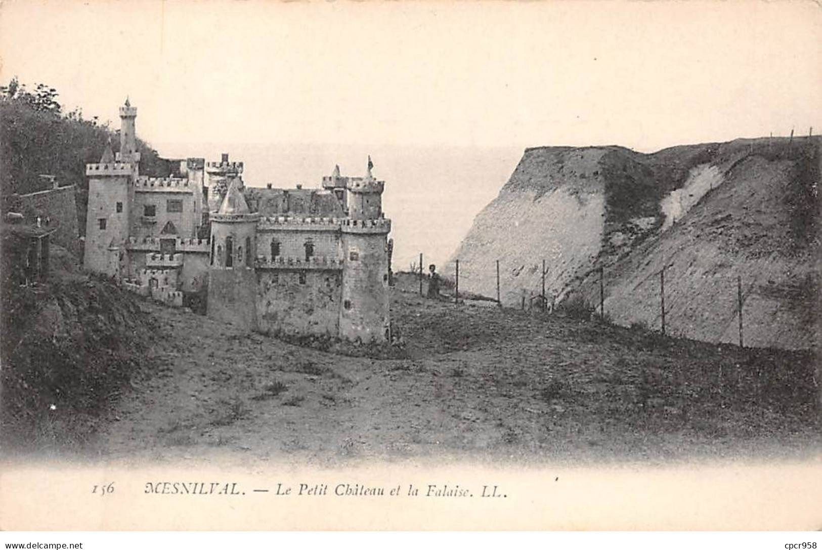 76 - MESNILVAL -  SAN26165 - Le Petit Château Et La Falaise - Mesnil-Val