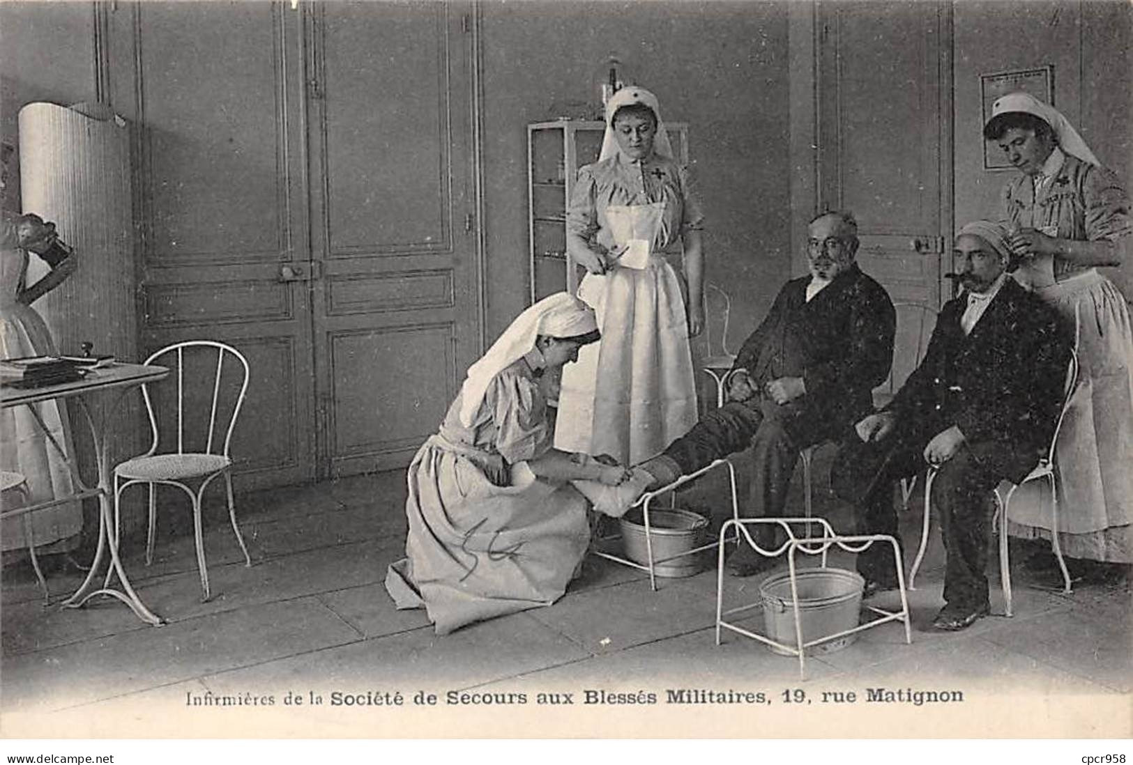 75015 - PARIS - SAN40249 - L'infirmière De La Société De Secours Aux Blessés Militaires - Rue Matignon - Arrondissement: 15