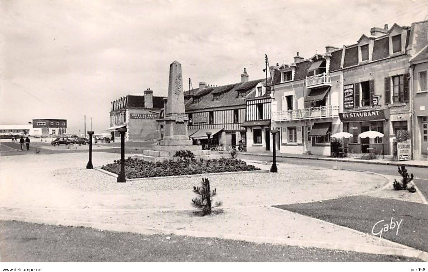 14 - COURSEULLES SUR MER - SAN41987 - Place Du 6 Juin - CPSM 14x9 Cm - Courseulles-sur-Mer