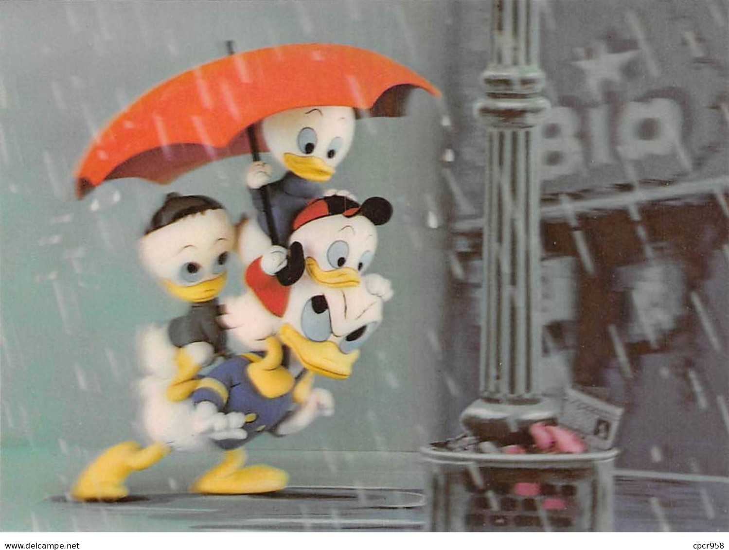 Disney - N°82002 - 336- Donald In The Rain - Carte Holographique - Disneyland