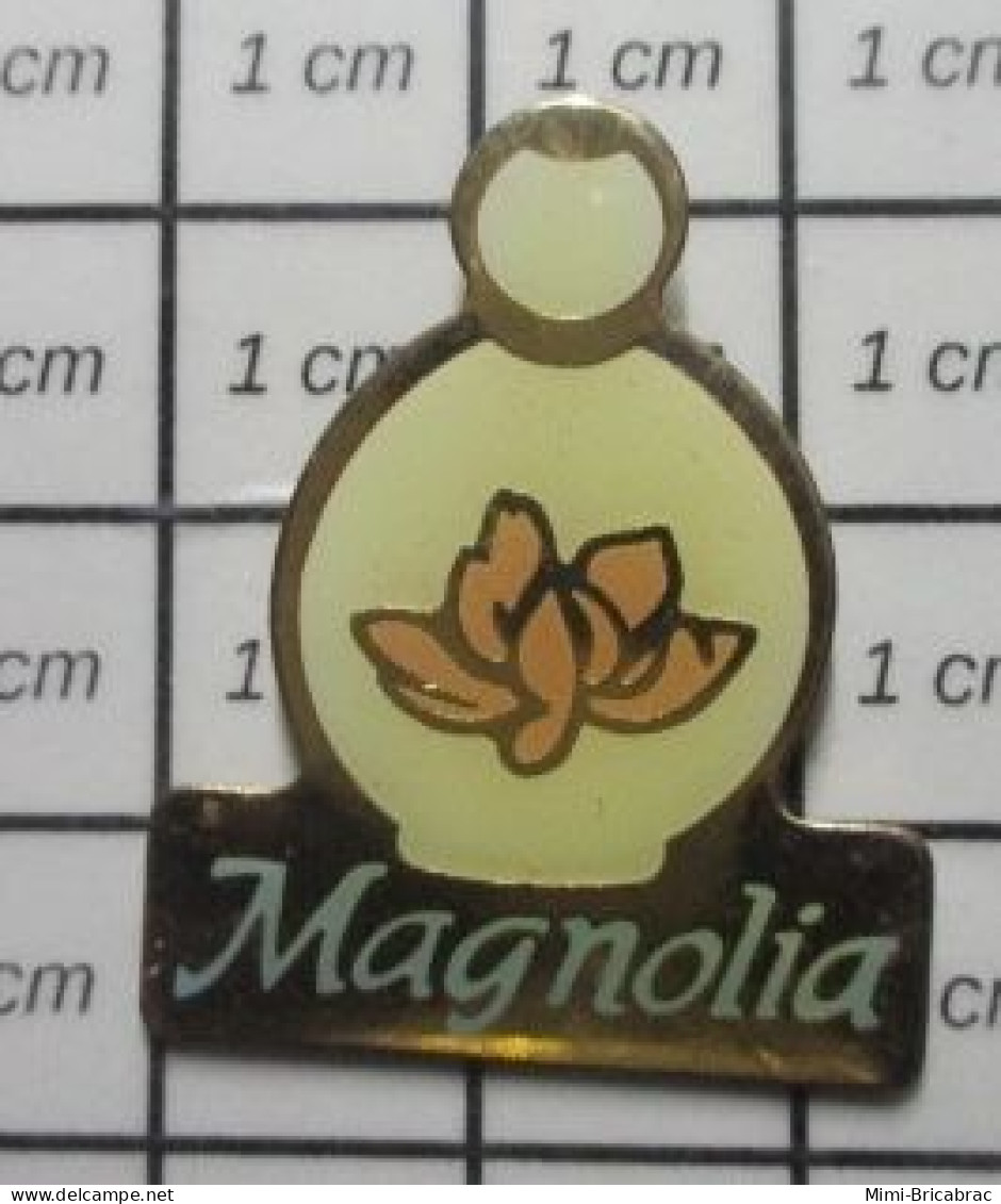 3417 Pin's Pins / Beau Et Rare / PARFUMS / FLACON DE PARFUM MAGNOLIA Faux Rêveur ? (Jeu De Mots) - Parfums