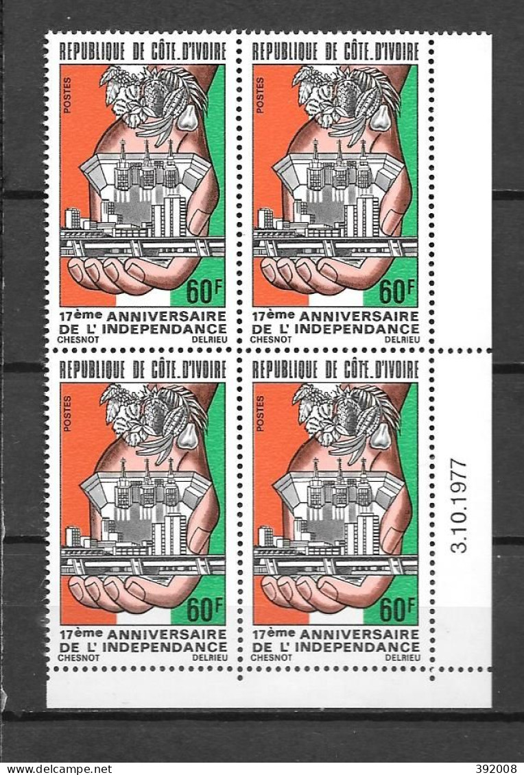 1977 - N° 440 **MNH -17 Ans Indépendance - Coin Daté - Côte D'Ivoire (1960-...)