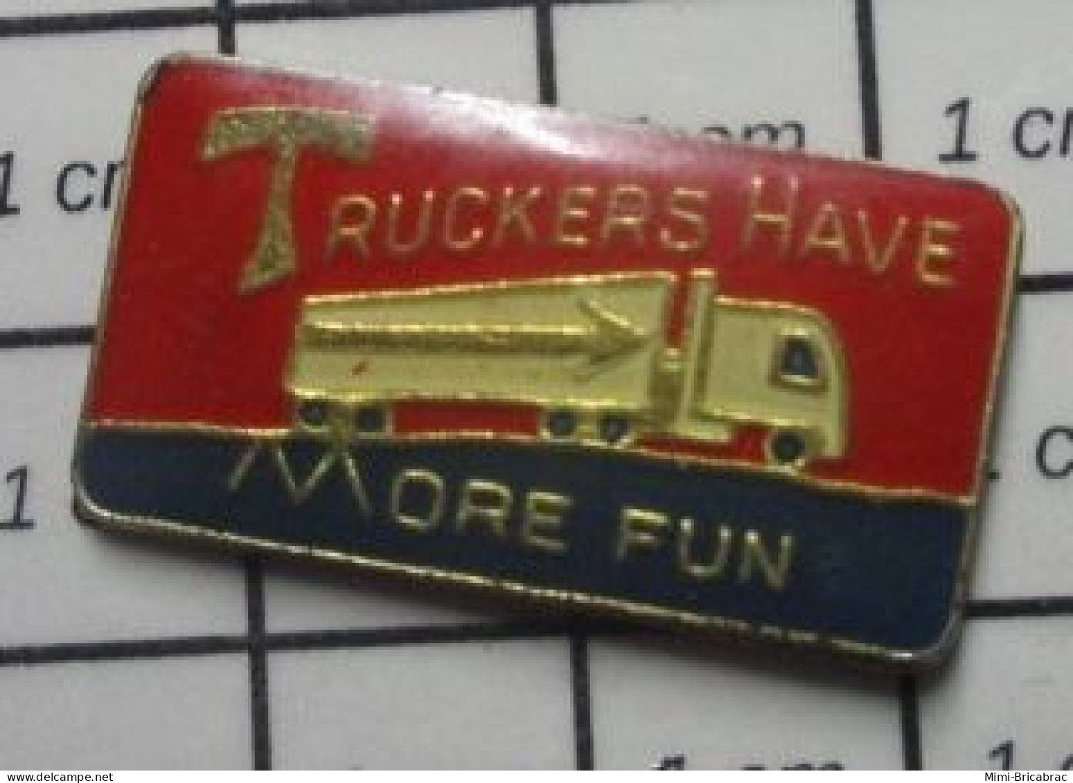 3417 Pin's Pins / Beau Et Rare : TRANSPORTS / CAMION ROUTIER TRUCKERS HAVE MORE FUN .... Alone In The Truck ! - Transport Und Verkehr