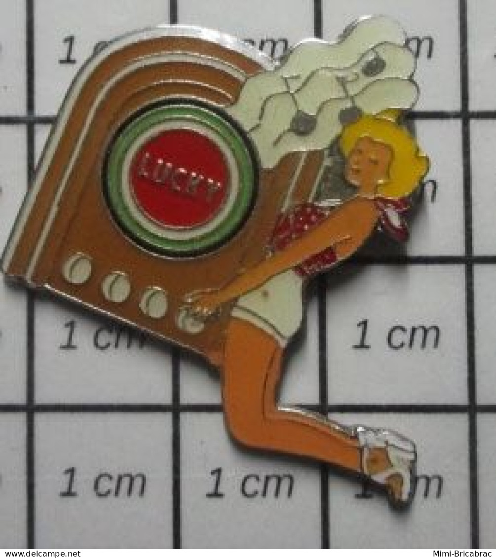3417 Pin's Pins / Beau Et Rare / PIN-UPS / LUCKY STRIKE BLONDE  ECOUTANT LA MUSIQUE DE LA RADIO - Pin-ups