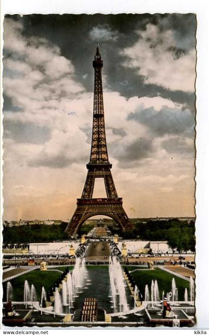 CPSM 9 X 14  PARIS ...en Flanant  Les Grandes Eaux Au Palais De Chaillot Et La Tour Eiffel - Eiffeltoren