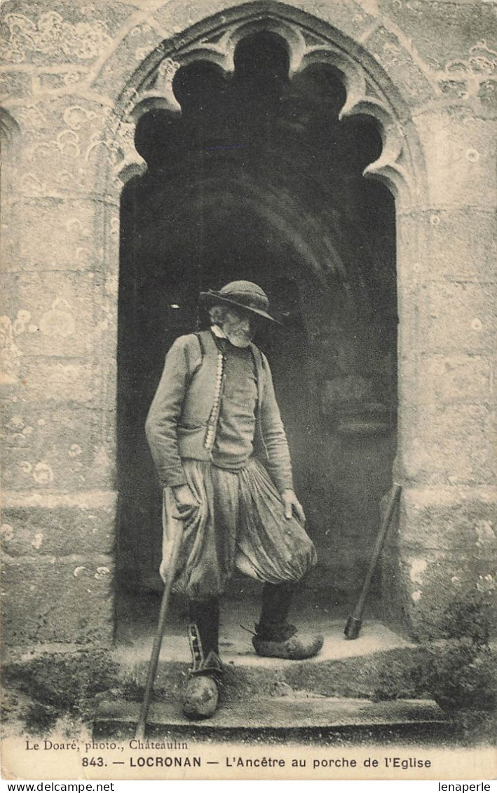 D7671 Locronan L'ancêtre Au Porche De L'église - Locronan