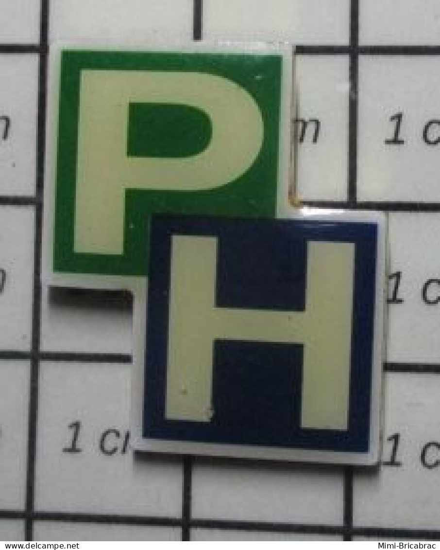 3417 Pin's Pins / Beau Et Rare : AUTRES / LETTRES MAJUSCULES P ET H PARKING HOPITAL ? - Altri & Non Classificati