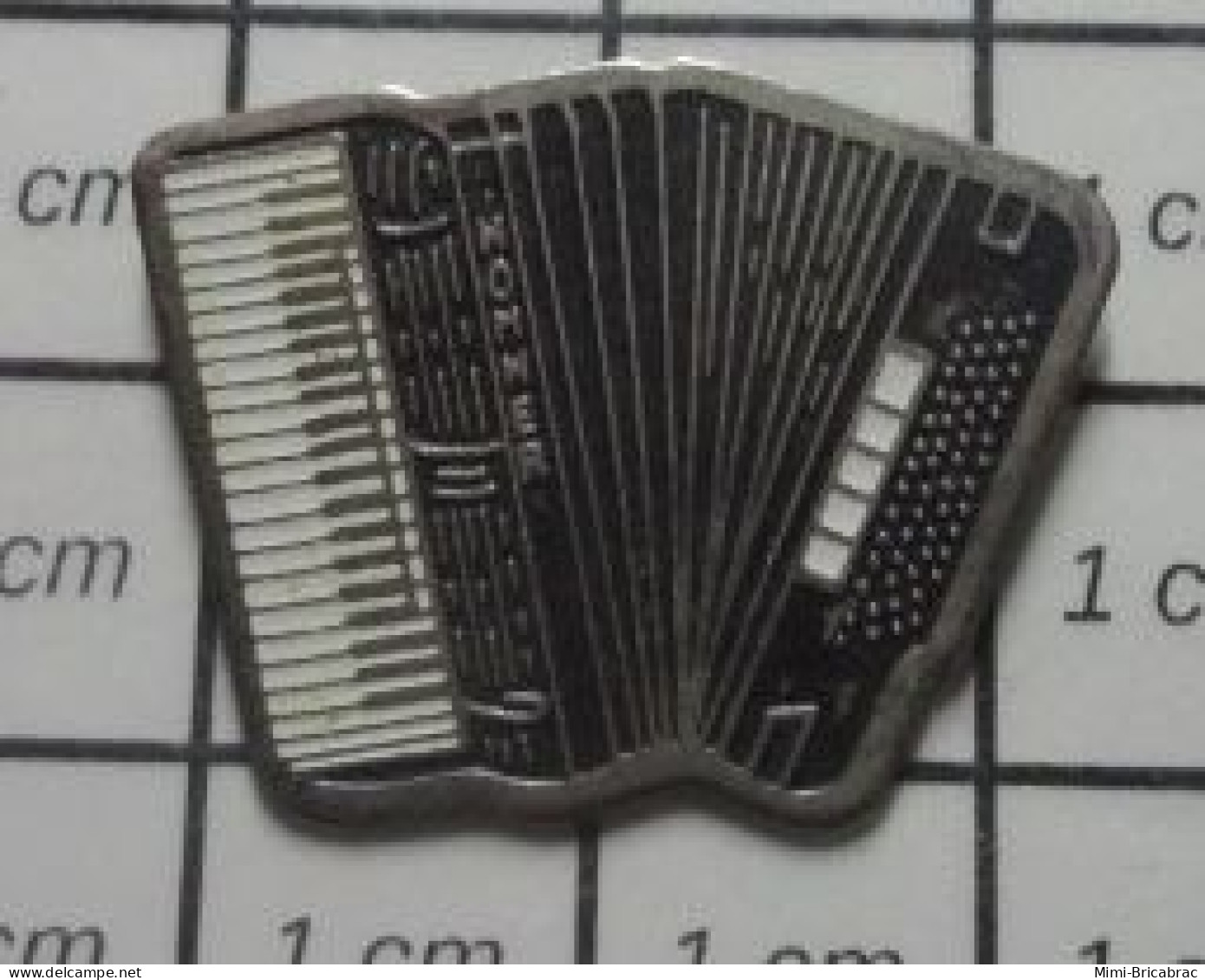 1116C Pin's Pins : BEAU ET RARE /  MUSIQUE / ACCORDEON HOHNER NOIR ET BLANC - Music