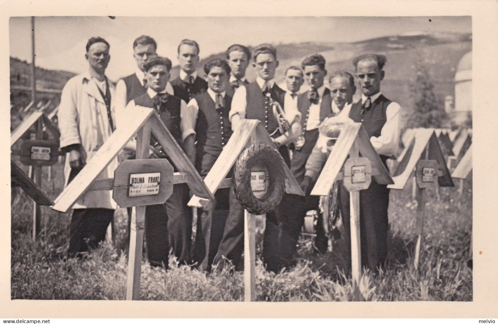 1920circa-Trentino Banda Musicale Rende Omaggio Ai Caduti In Un Cimitero Militar - Musik