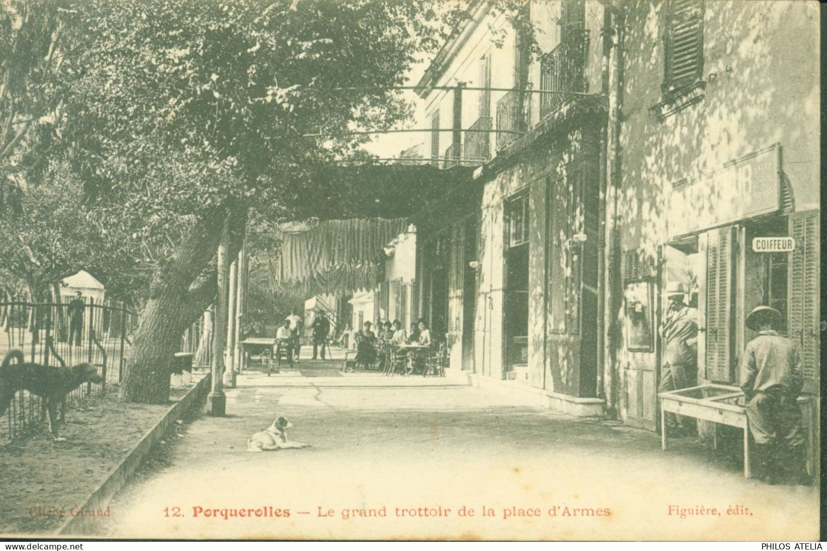 CPA CP 83 Var Porquerolles Le Grand Trottoir De La Place D'armes Figuière édit Chiens Coiffeur Café - Porquerolles