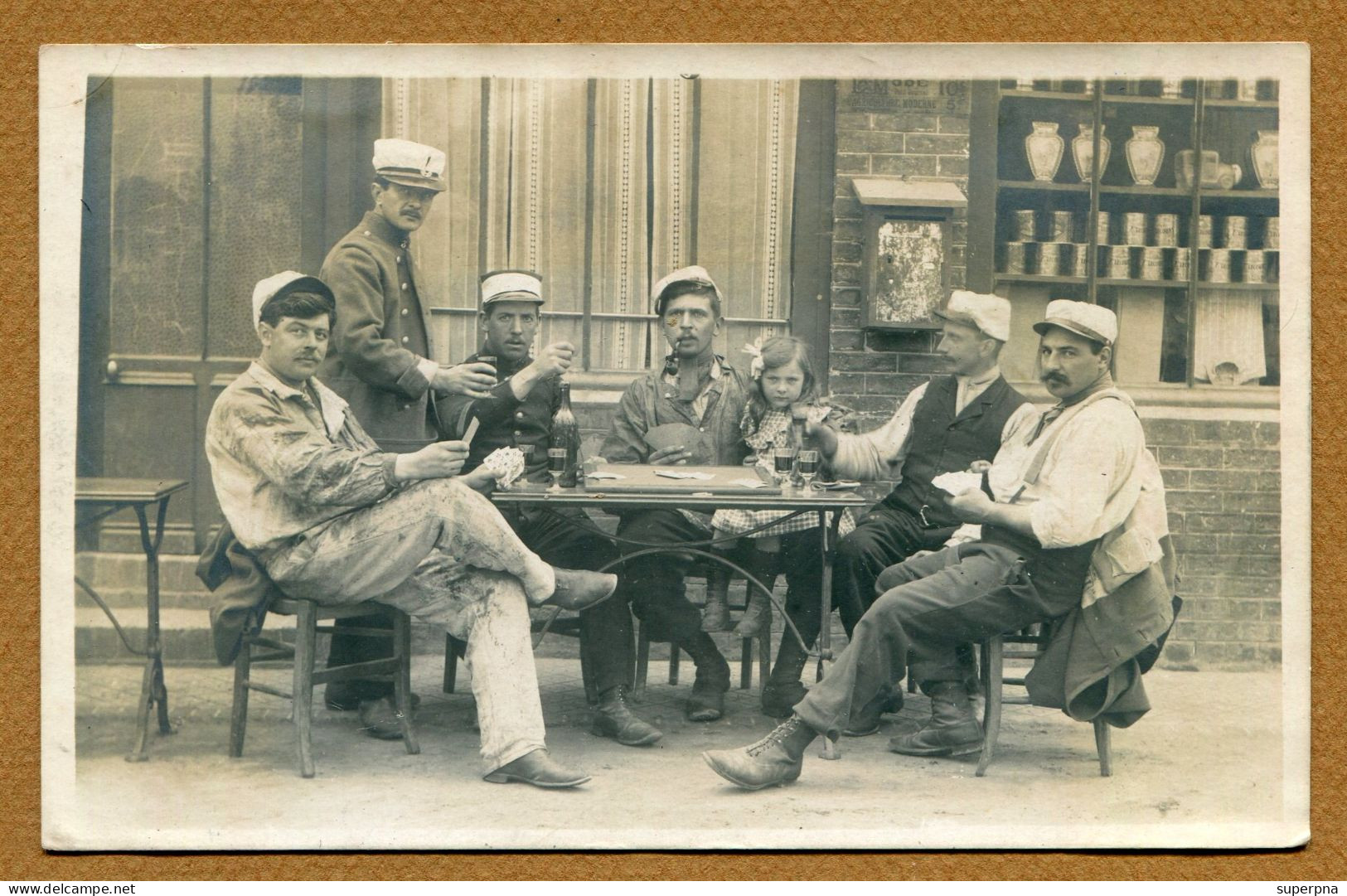 GOURNAY-EN-BRAY  (76) : " GROUPE DE MILITAIRE - UNE PARTIE DE CARTES "  Carte Photo 1910 - Gournay-en-Bray