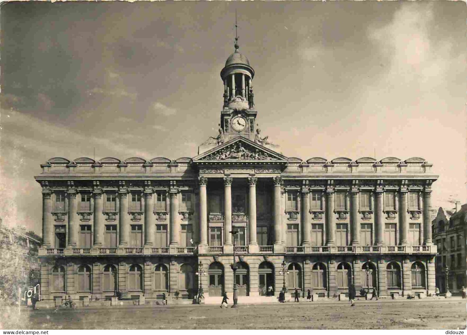 59 - Cambrai - La Mairie - Animée - Carte Dentelée - CPSM Grand Format - Voir Scans Recto-Verso - Cambrai