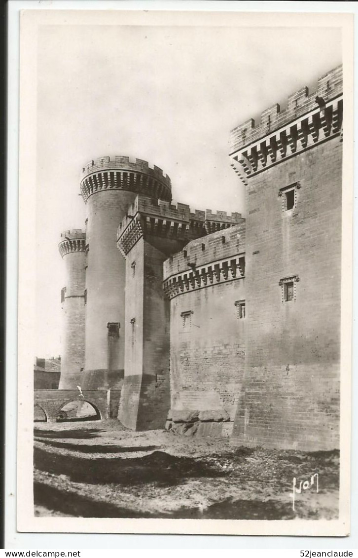 Le Château Du Roy René    1940-50    N° 2084  Assez Rare Sous Cet Angle - Tarascon