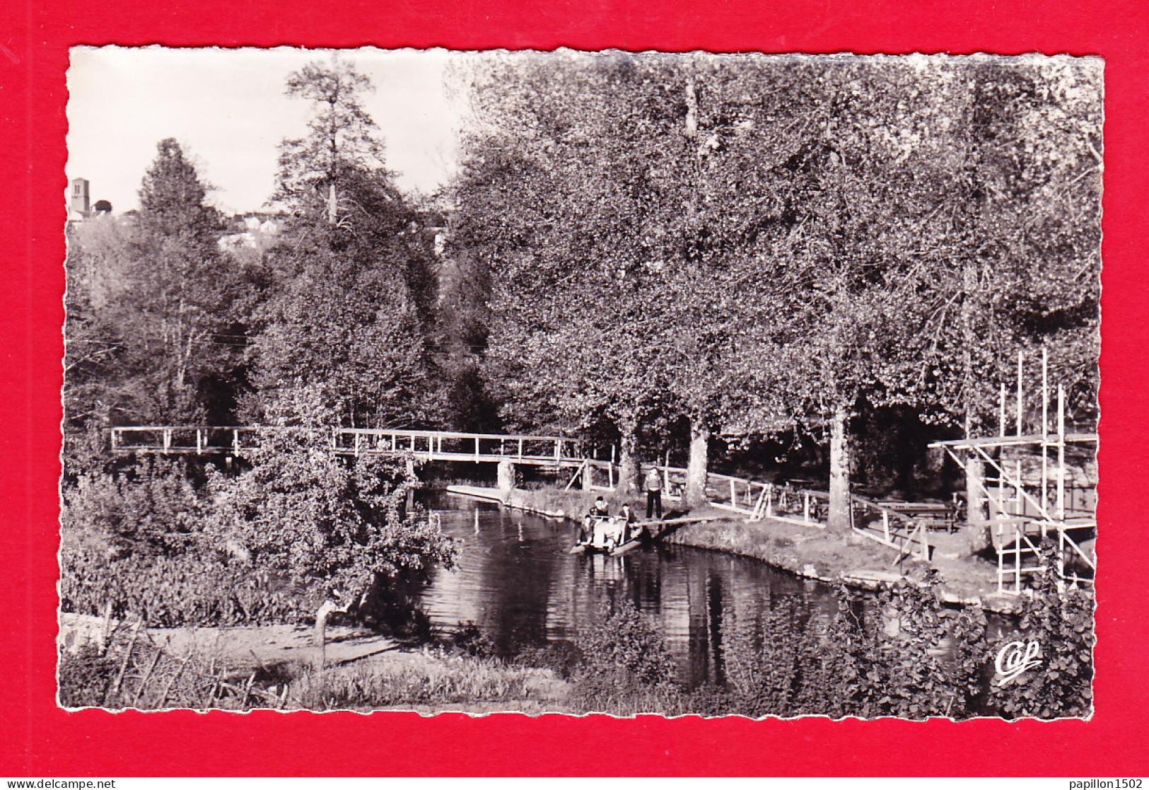 F-79-Parthenay-45Ph66  Les Bords Du Thouet, Personnages Sur Un Pédalo, BE - Parthenay