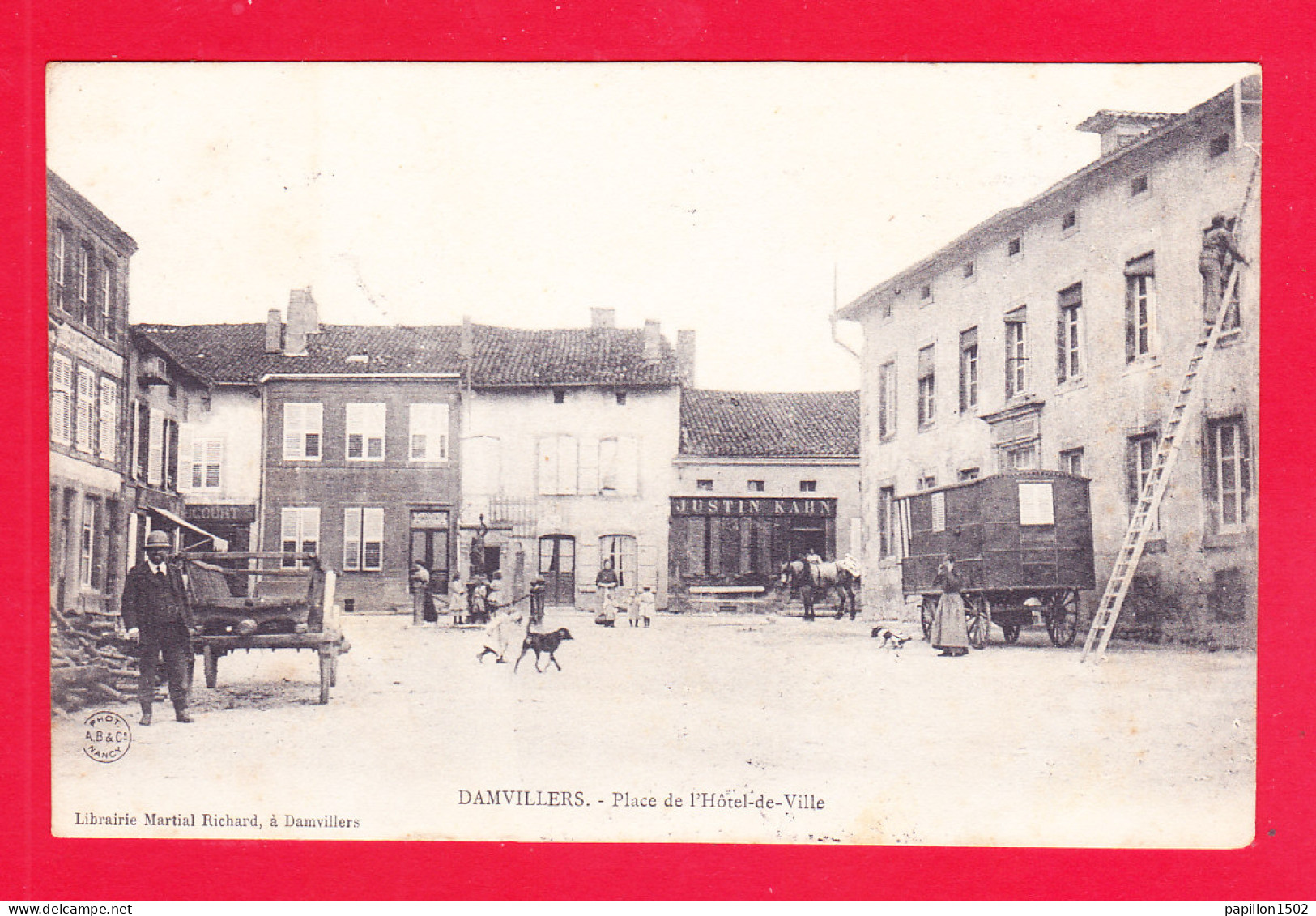 F-55-Damvillers-02Ph120  Place De L'hôtel De Ville, Petite Animation, Roulotte, Cpa BE - Damvillers