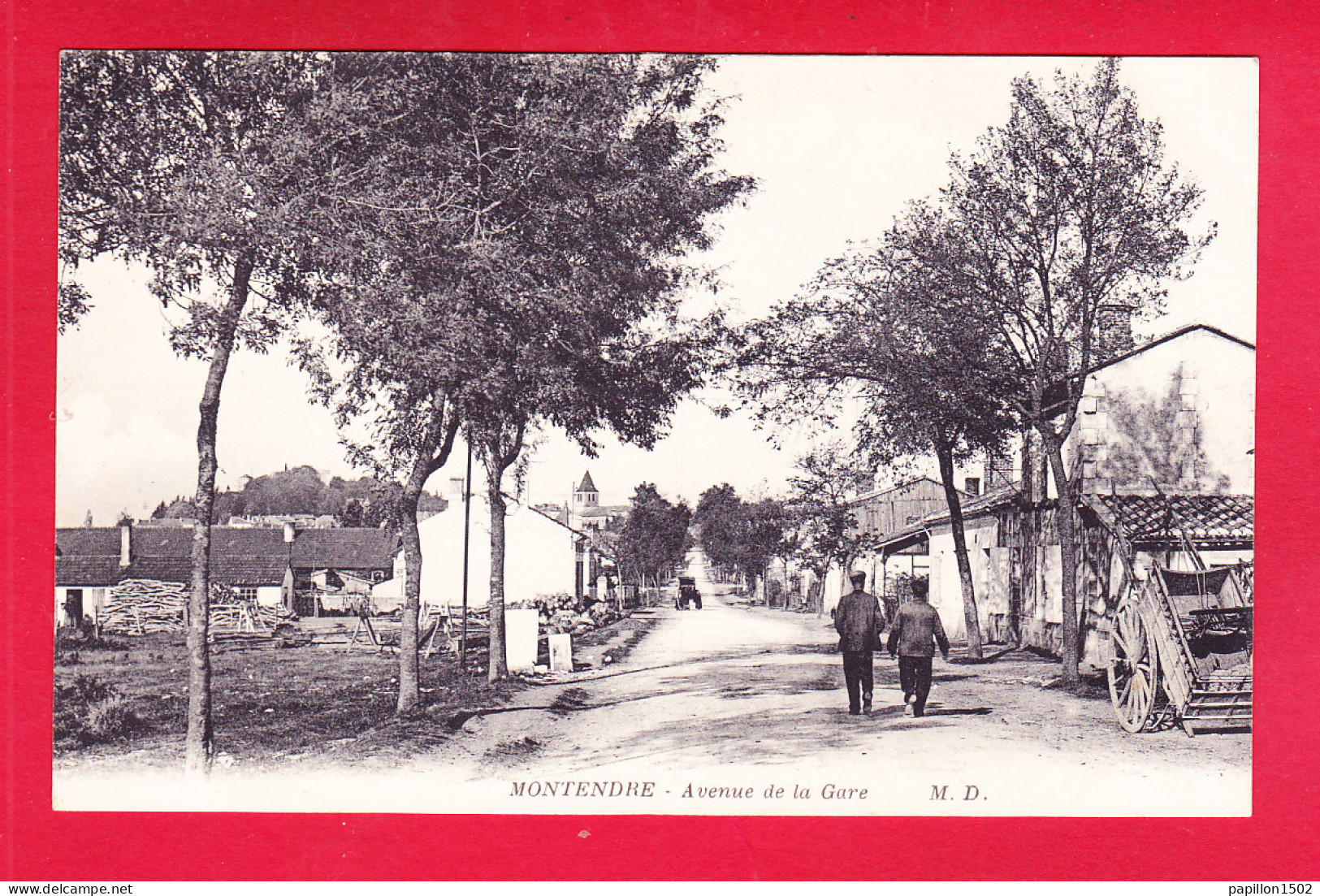 F-17-Montendre-15Ph56  L'avenue De La Gare, Petite Animation, Cpa BE - Montendre