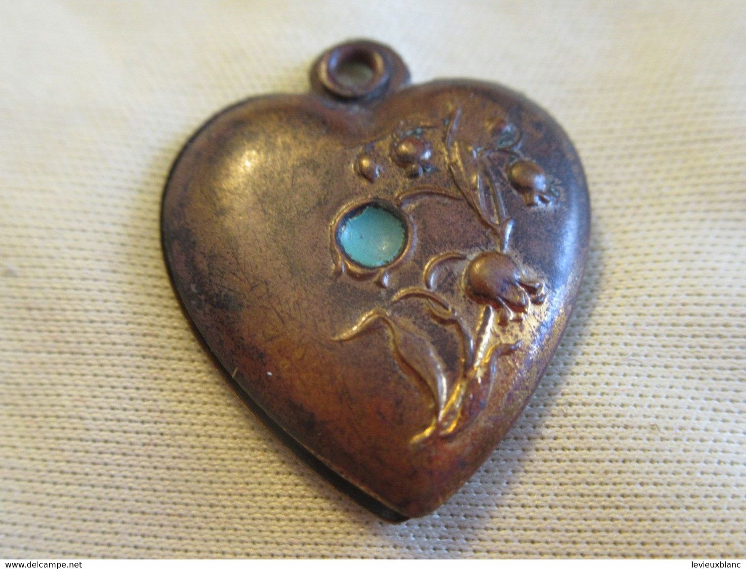 Petit Pendentif Fantaisie En Forme De Coeur à Ouvrir Pour Insérer Des Cheveux/Fin XIXéme-début XXème Siècle  BIJ126bis - Hangers