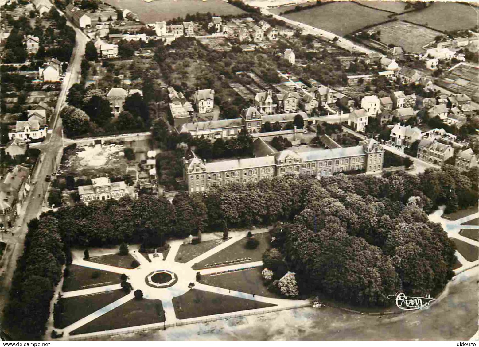 59 - Fourmies - Vue Aérienne - Le Square Et L'Ecole Victor Hugo - Mention Photographie Véritable - Carte Dentelée - CPSM - Fourmies