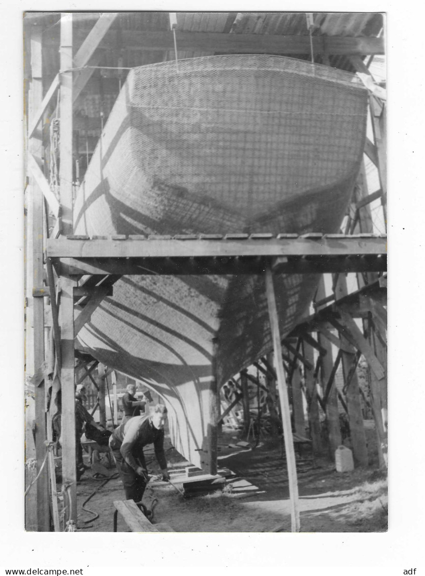 PHOTO DE PRESSE 1972 UN BATEAU EN BETON DANS LE PAS DE CALAIS - Fotos