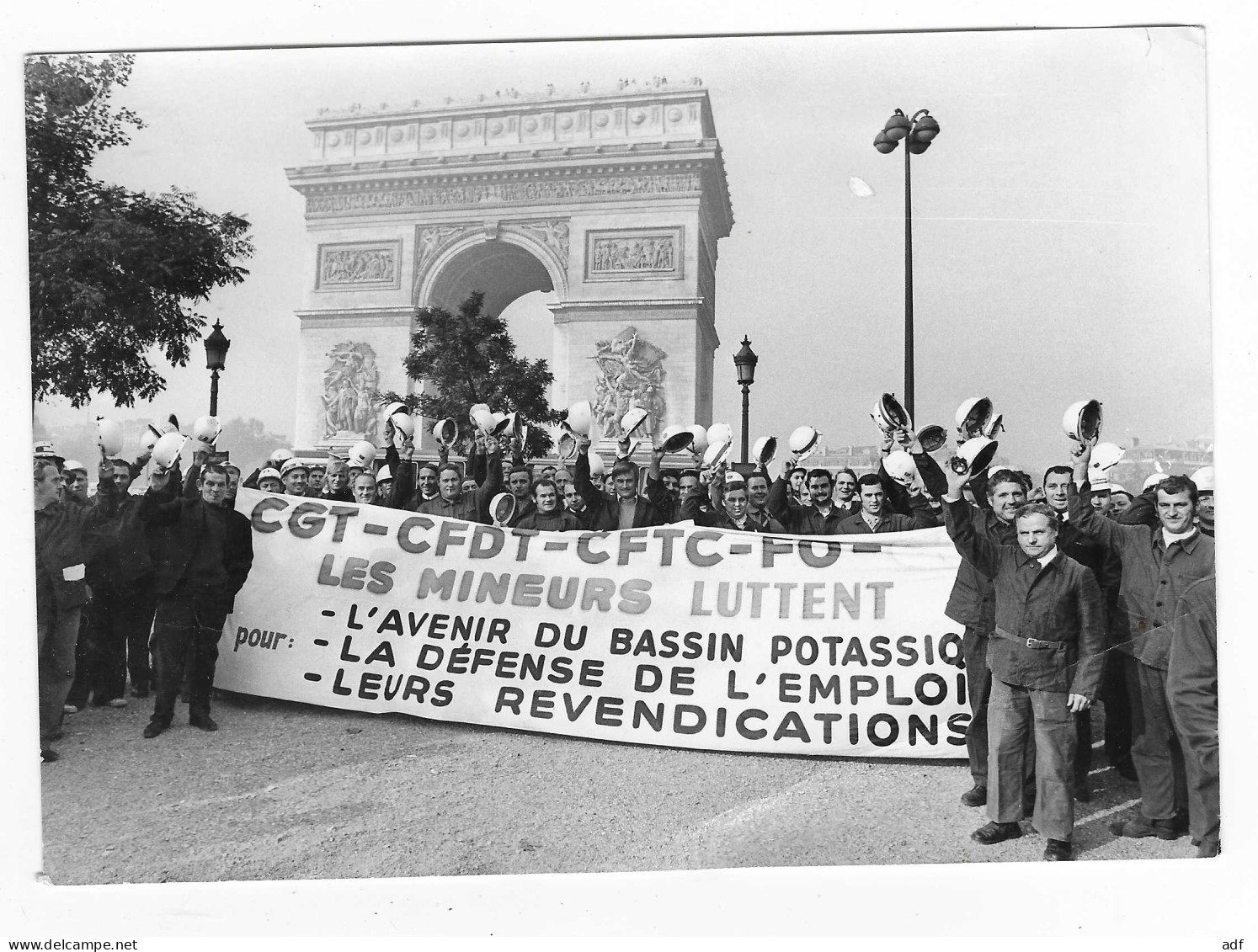 PHOTO DE PRESSE 1972, LES MINEURS DES POTASSES D'ALSACE SONT VENUS DE MULHOUSE MANIFESTER A PARIS, CHAMPS ELYSEES - Photos