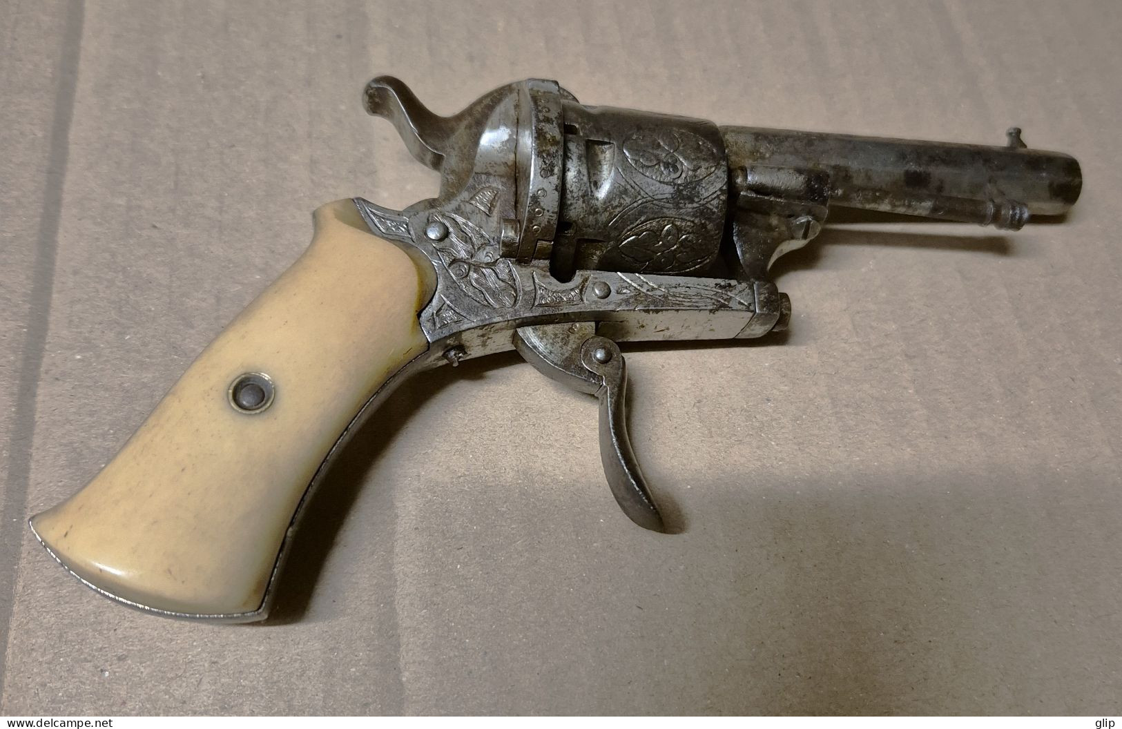 Revolver De Luxe Ciselé Crosse En Os, Type Lefaucheux, Calibre 7 Mm - Armes Neutralisées