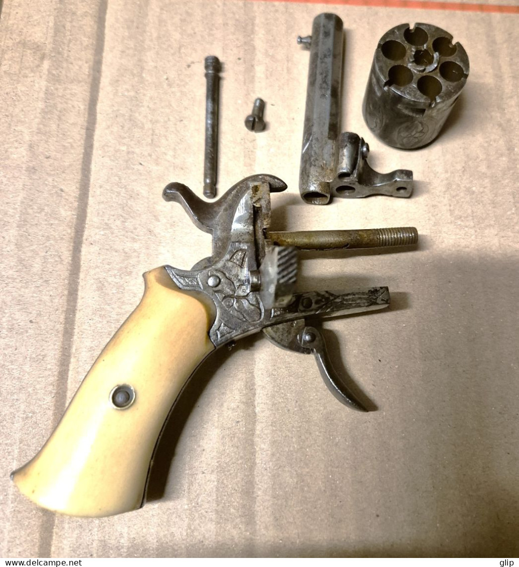 Revolver De Luxe Ciselé Crosse En Os, Type Lefaucheux, Calibre 7 Mm - Sammlerwaffen