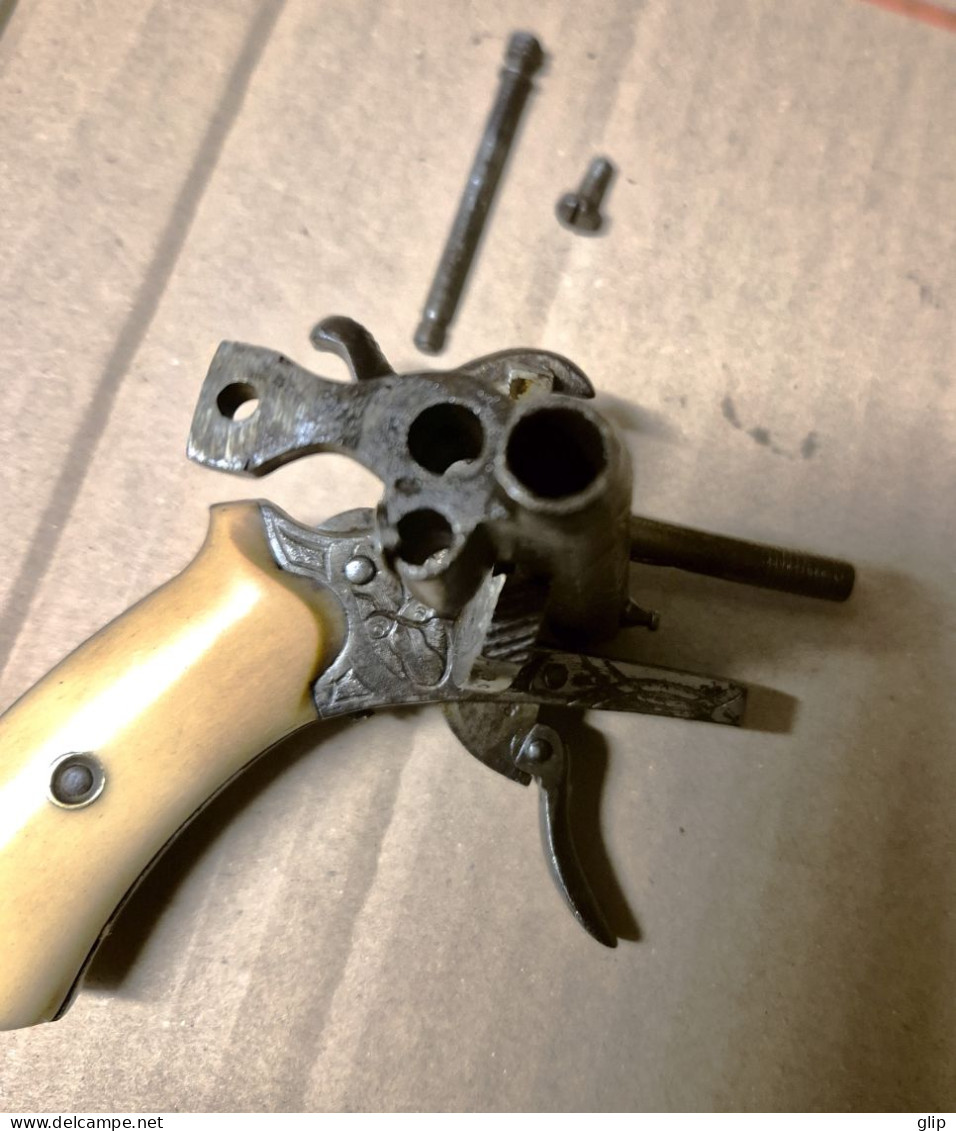 Revolver de luxe ciselé crosse en os, type Lefaucheux, calibre 7 mm