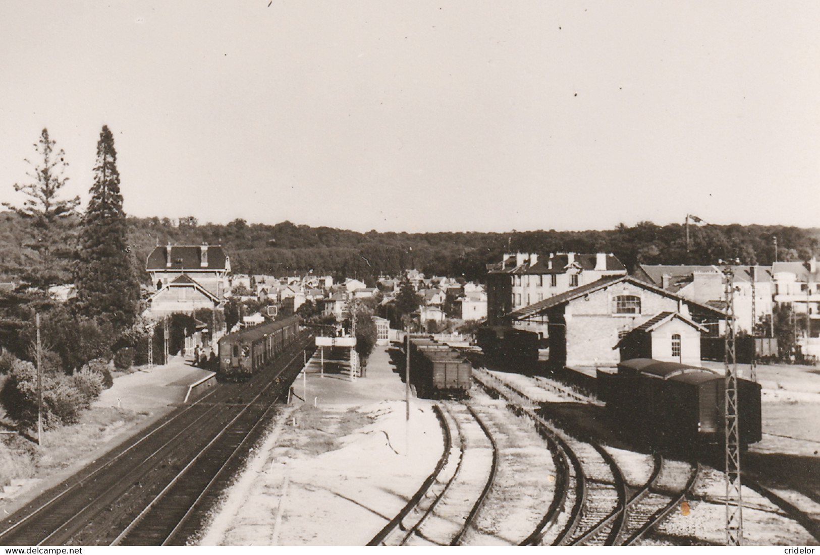 THEMES - CHEMINS DE FER - SNCF - 78 VIROFLAY GARE - VOIR ZOOM - Gares - Avec Trains