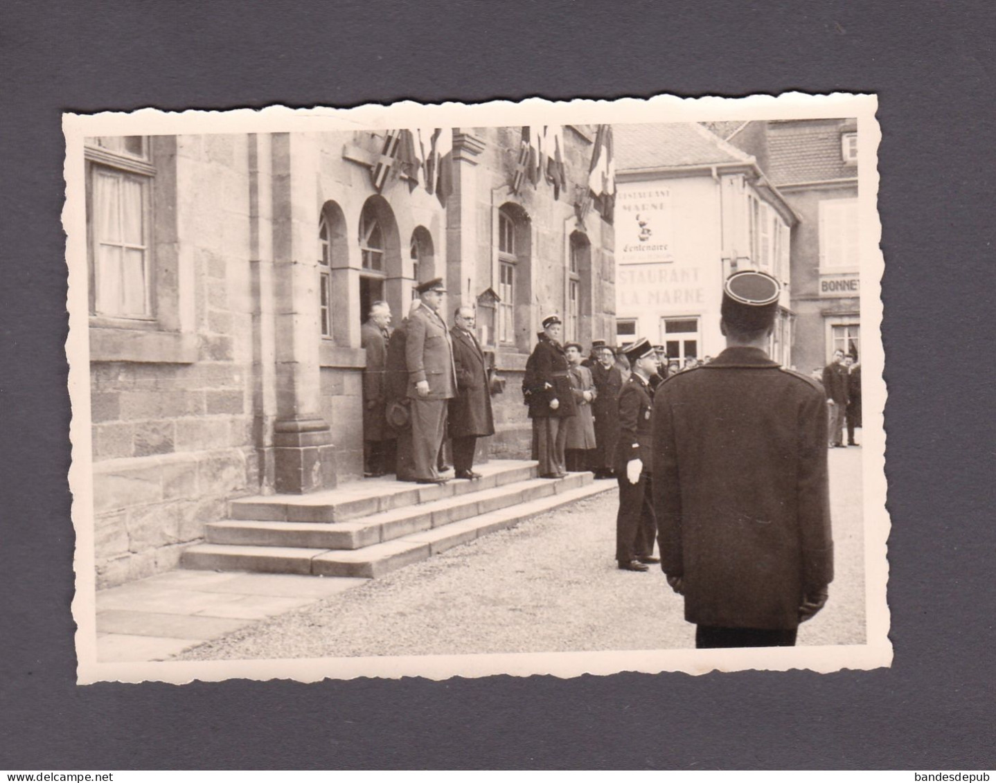 Photo Originale Vintage Snapshot  Phalsbourg Moselle Mairie Jour De Cérémonie  58881 - Phalsbourg