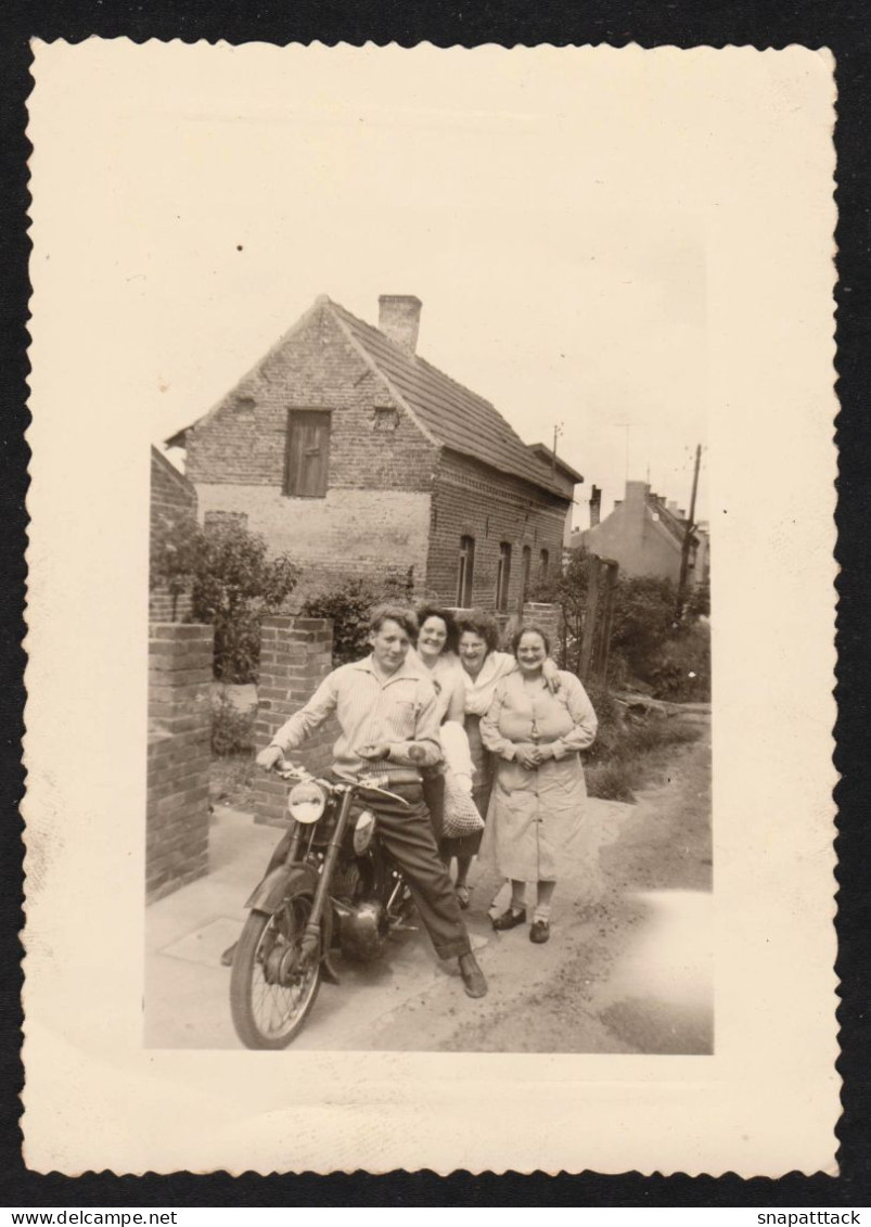 Jolie Photographie De Groupe Autour D'une Moto, Modèle à Identifer, Nord, Hauts De France, à Situer 7,8x10,8 Cm - Ciclismo