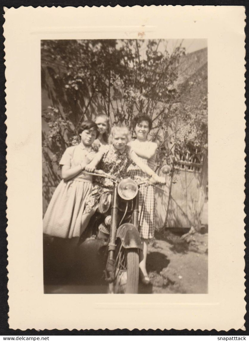 Jolie Photographie De Groupe Autour D'une Moto, Modèle à Identifer, Nord, Hauts De France, à Situer 7,8x10,8 Cm - Ciclismo