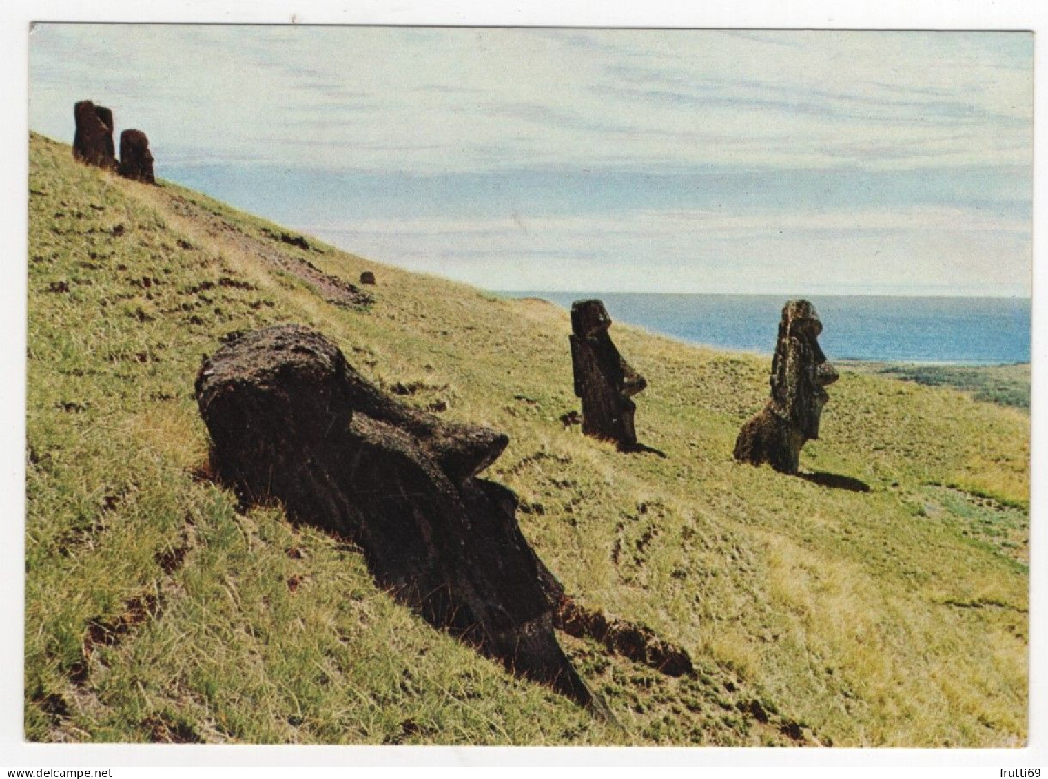 AK 214395 RAPA NUI / EASTER ISLANDS / ISLA DE PASCUA  - Moai  - Volcan Rano Raraku - Rapa Nui