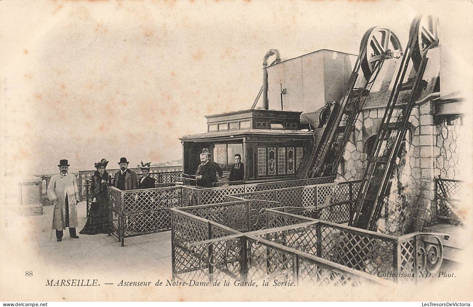 FRANCE - Marseille - Ascenseur De Notre Dame De La Garde - La Sortie - Vue Générale - Animé - Carte Postale Ancienne - Notre-Dame De La Garde, Funicular Y Virgen