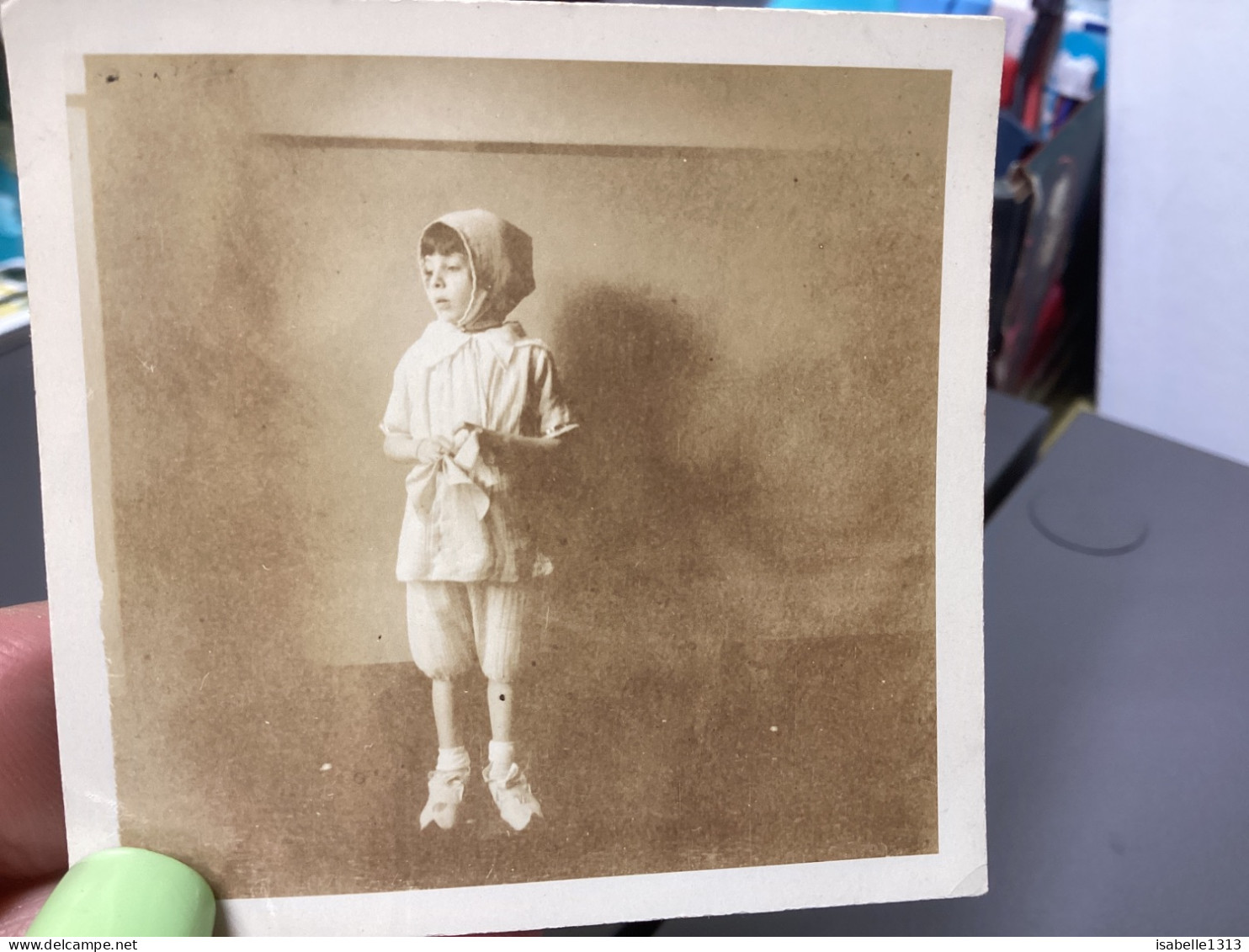 PHOTO SNAPSHOT 1930 Cannes Petite Fille Avec Un Foulard De Profil Tient Quelque Chose à La Main Contre Un Mur - Lugares