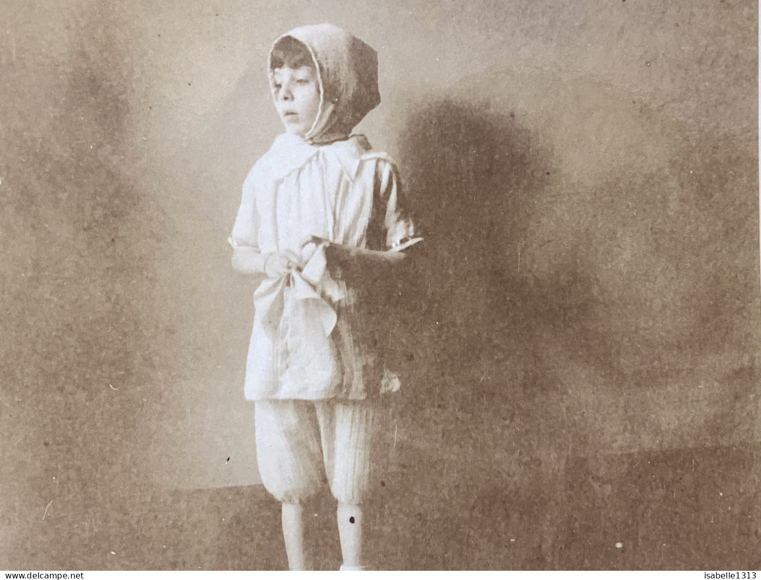 PHOTO SNAPSHOT 1930 Cannes Petite Fille Avec Un Foulard De Profil Tient Quelque Chose à La Main Contre Un Mur - Lugares