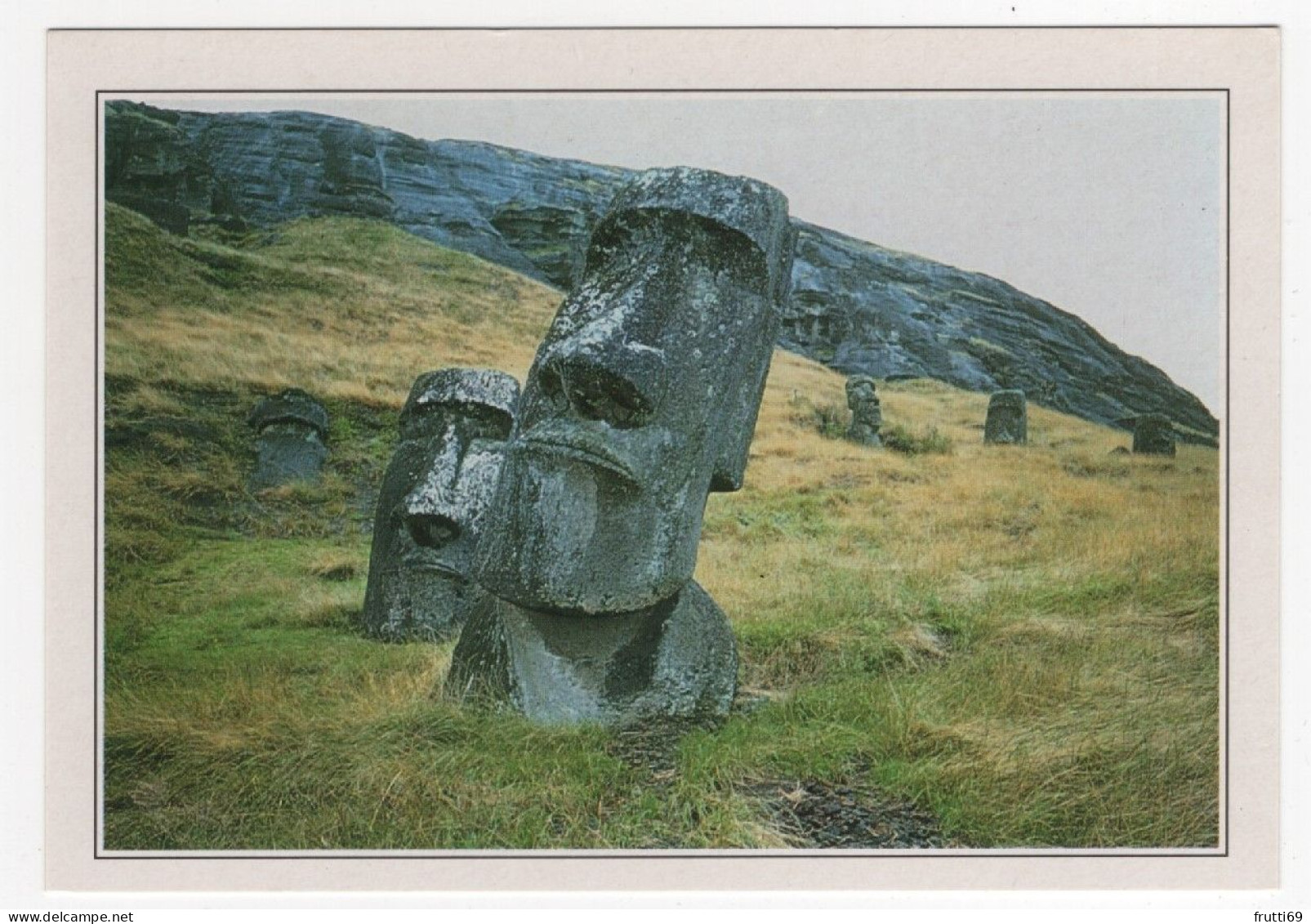 AK 214404 RAPA NUI / EASTER ISLANDS / ISLA DE PASCUA  - Osterinsel - Moai - Löpfe In Rano Raraku - Rapa Nui