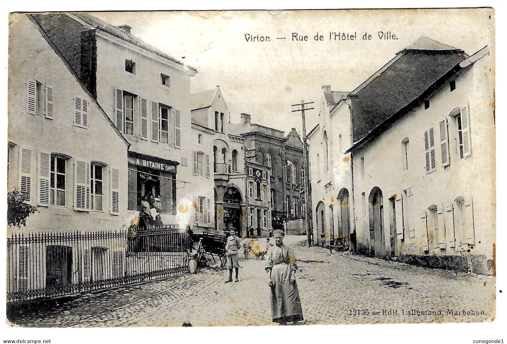 CPA VIRTON : Rue De L'Hôtel De Ville - Animation - Circulée - Edit. Lallemand, Marbehan (nr 12135) - 2 Scans - Virton